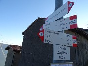79 A Zergnone (852 m) il sent. 505A prosegue a sx, mentre il 505 B scende dritto verso Cassarielli